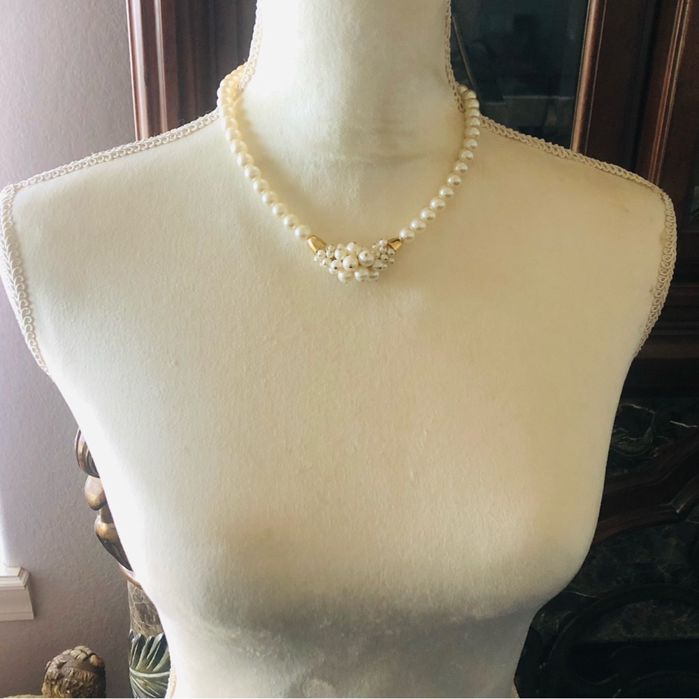 Vintage cream glass pearl cluster gold plated necklace - Picture 5 of 11